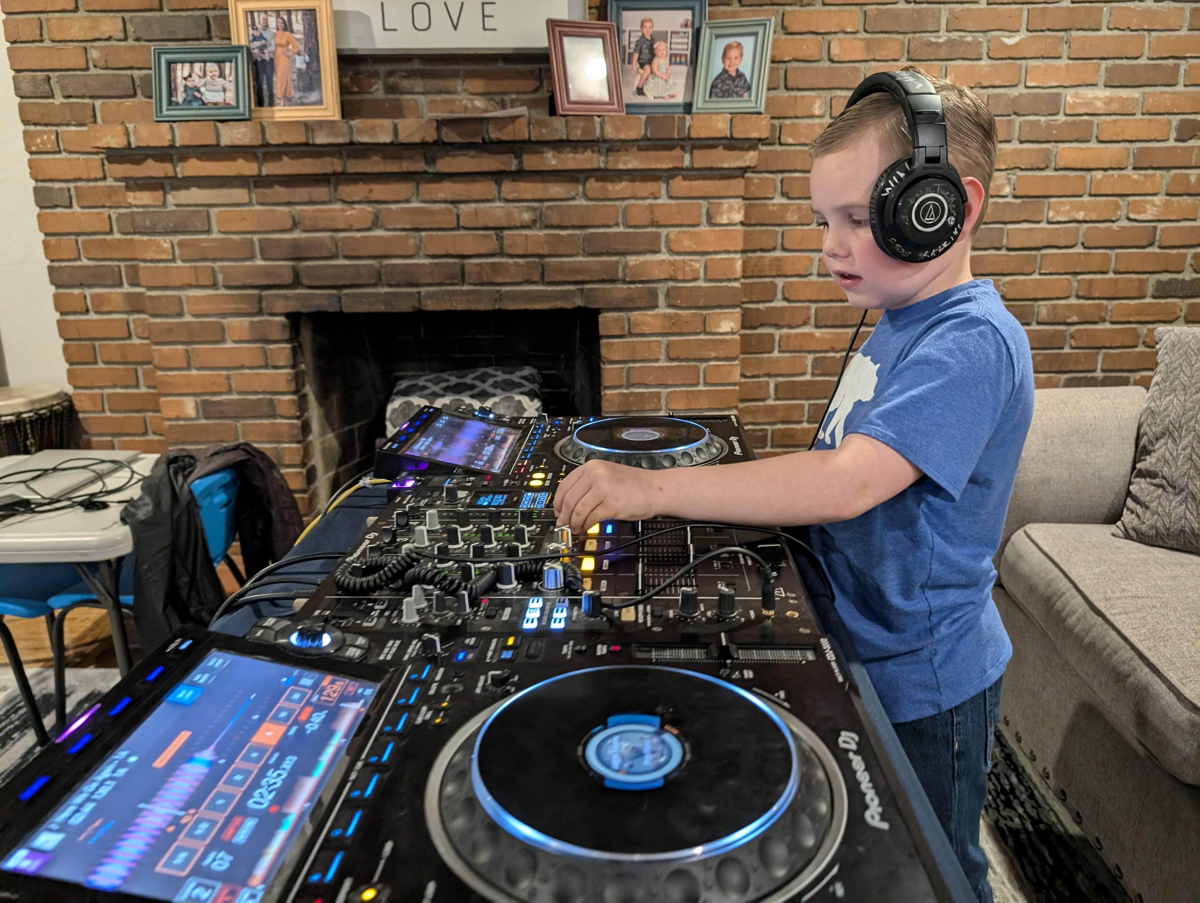 A DJ lesson on CDJ-3000s in Reno