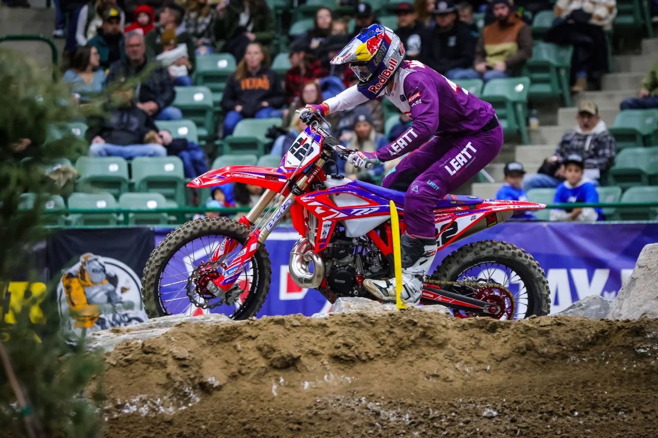 Jonny Walker riding the rocks in front of the crowd, Betamotor press photo