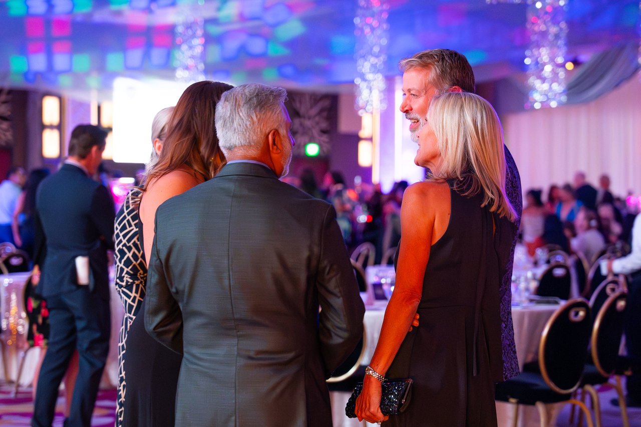 A group of Renown friends chatting between the tables