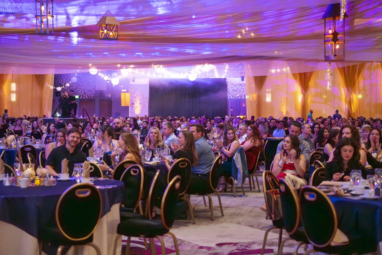 The full ballroom seen from the front during the speeches