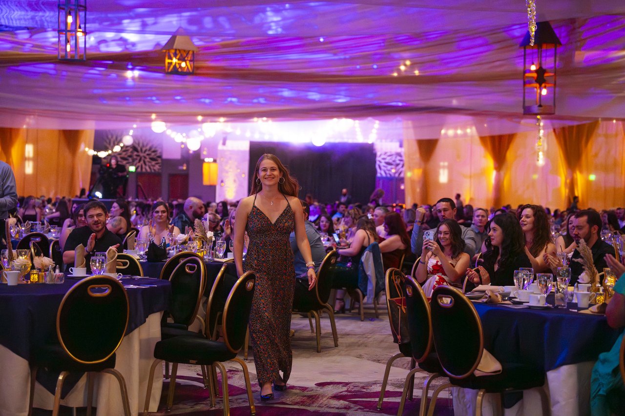 A Renown guest walking back through the packed dinner tables