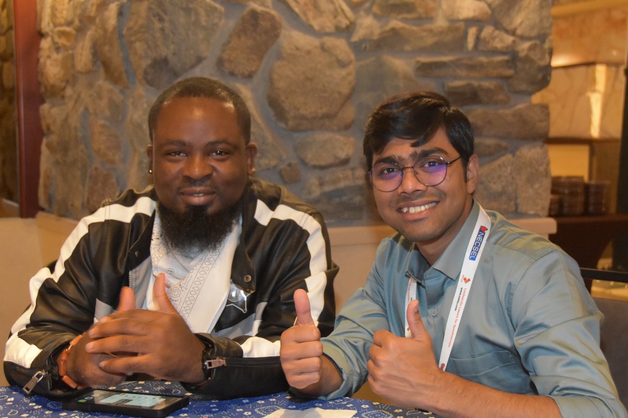 Two SciX Gala guests giving a thumbs up at their table