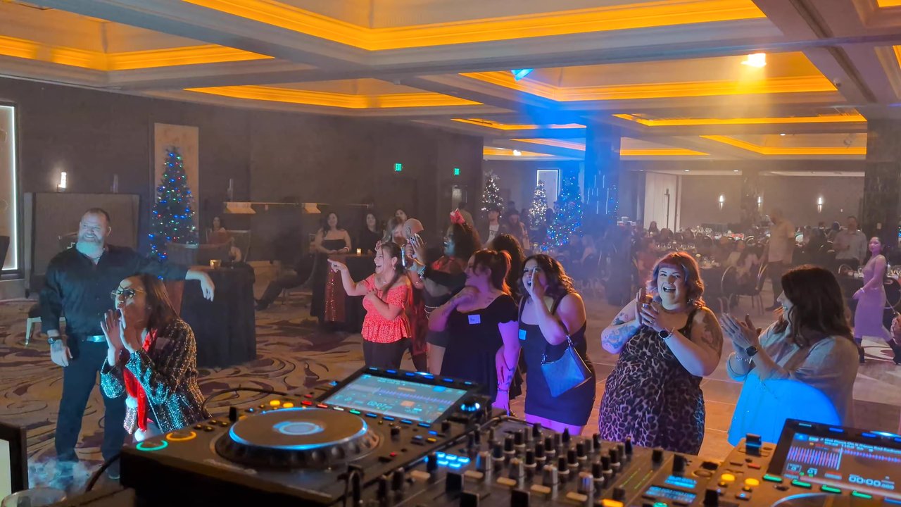 Sierra Air guests cheering a karaoke singer from the dance floor