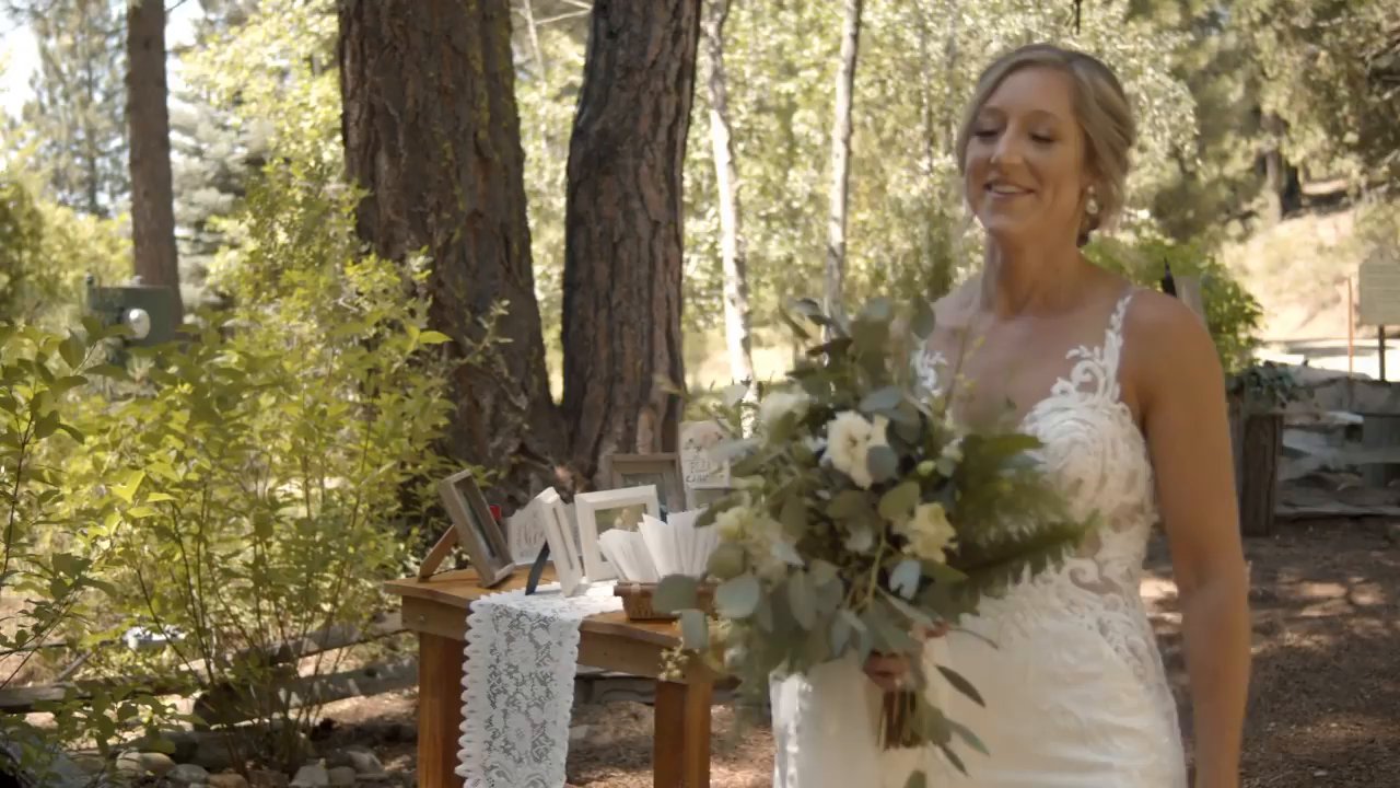 Danielle walks up with her bouquet, smiling, on her way to the first look.