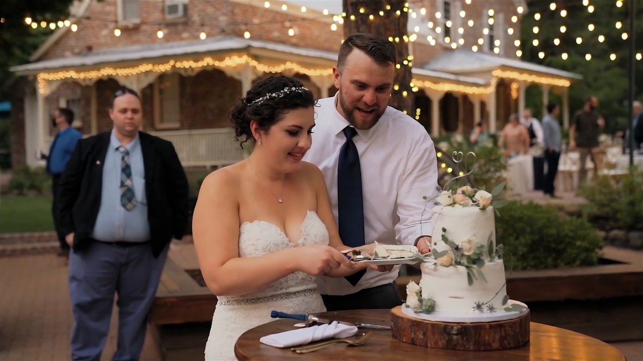 Jessie and Jeff cut their wedding cake