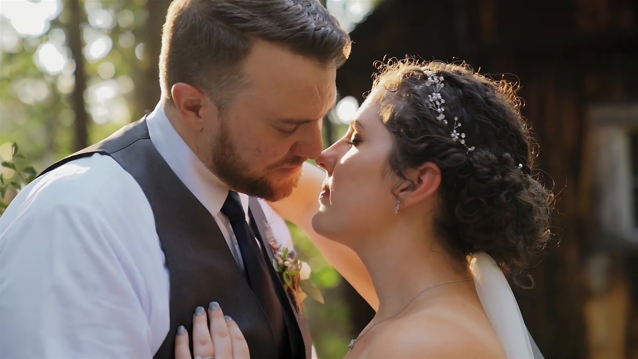A close kiss between Jessie and Jeff in the forest