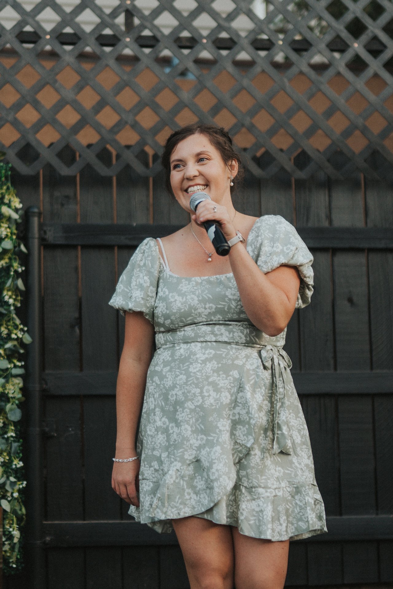 A bridesmaid gives her toast
