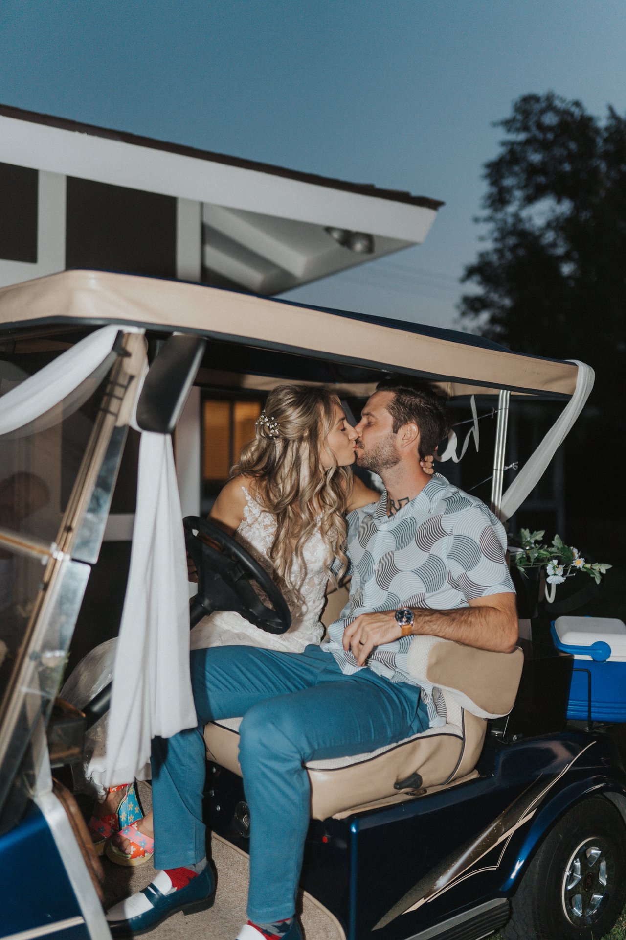 Lexy and Jeremy kiss in the decorated golf cart