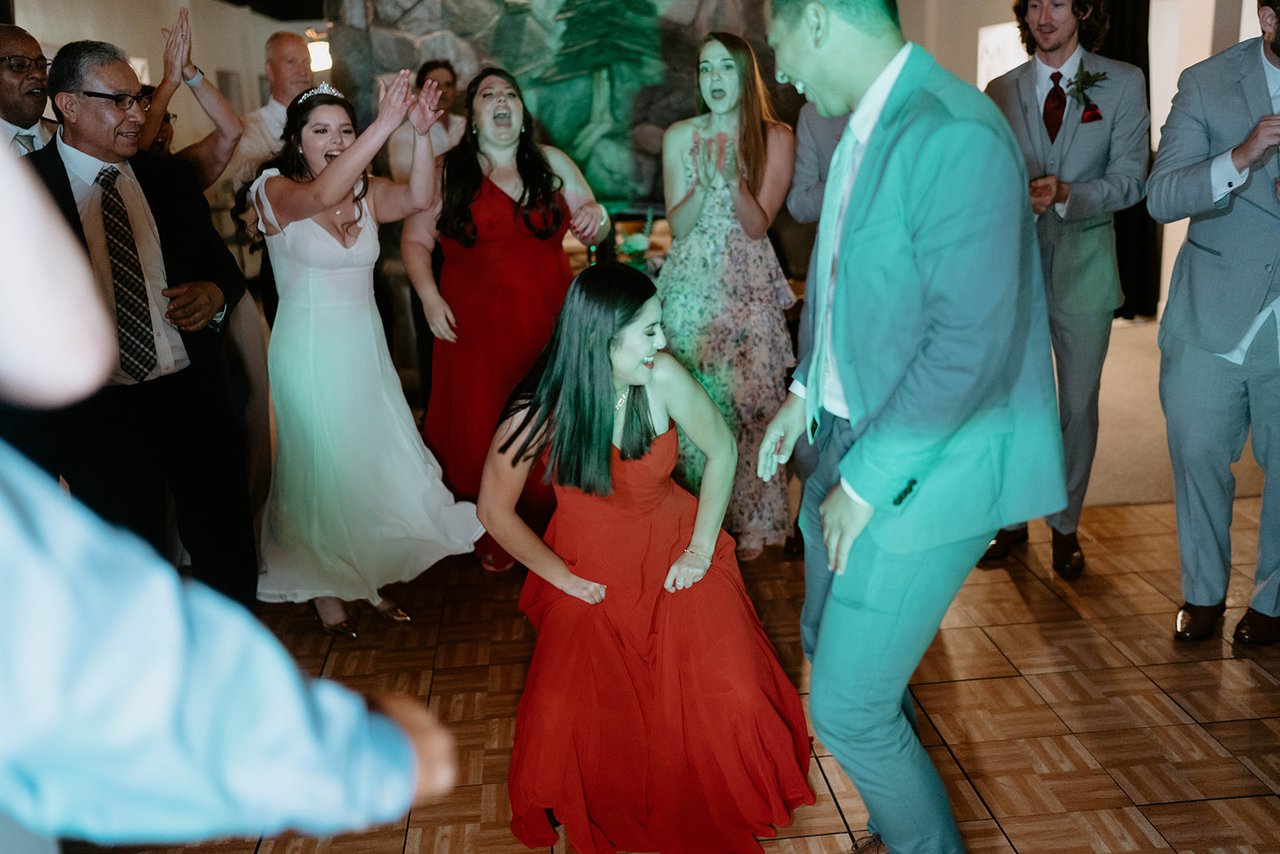 Montse dances in the middle of the crowd