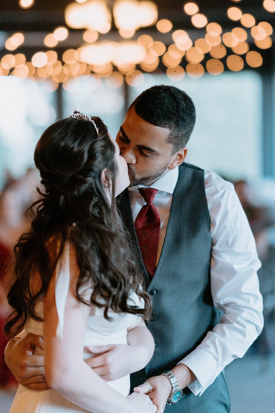 Jason kisses Montse during their first dance under the lights