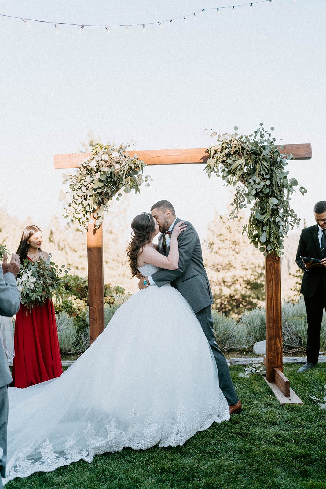 Montse and Jason's first kiss under the arch