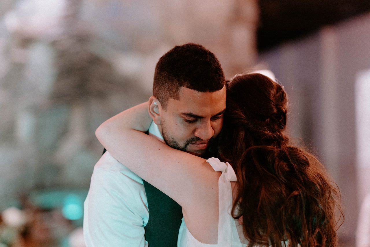 Montse and Jason hold each other close at the end of the night
