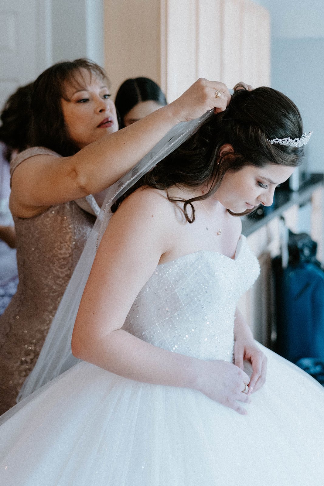 Montse's veil is set in place